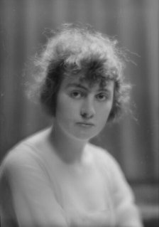 Waite, W., Miss, portrait photograph, 1915. Creator: Arnold Genthe.