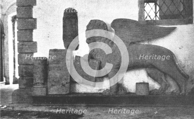 'Les Italiens a Gorizia; Le lion de Saint-Marc. Que les Autrichiens avaient enleve', 1916. Creator: Unknown.