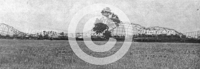 'Les deux derniers zeppelins abattus par les Anglais; Le carcasse du L33, avarie et..., 1916. Creator: Unknown.