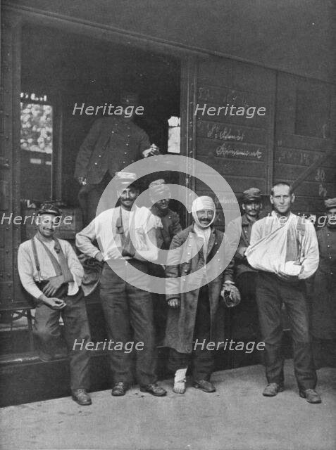 ''Le Moral des Blesses; Sur le chemin de l'hopital', 1914. Creator: Jacques.