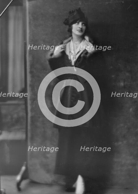 Guntar, Aida, Miss, portrait photograph, 1915 Dec. or 1916 Jan. Creator: Arnold Genthe.