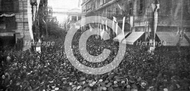 'Les evenements de Grece: M. Venizelos a Salonique; La foule entourant et saluant le general...1916. Creator: Unknown.