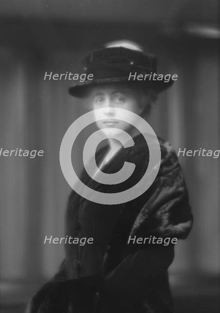 Schwan, L.M., Mrs., portrait photograph, 1913 Apr. 7. Creator: Arnold Genthe.