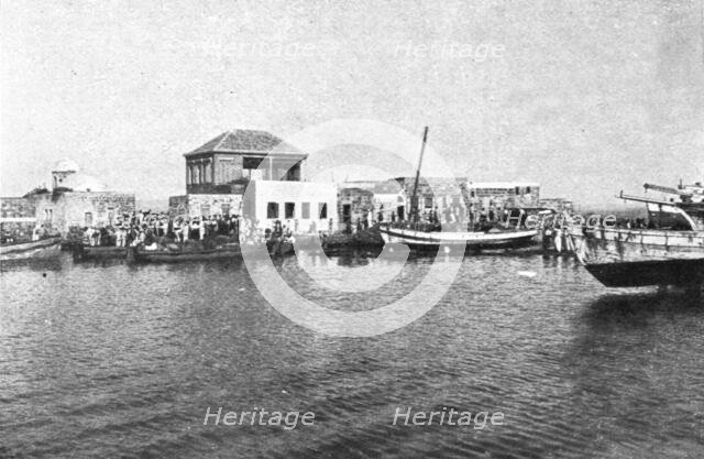 'Le drapeau Francais sur la cote Syrienne; Le debarquement des marins francais..., 1915 (1924). Creator: Unknown.