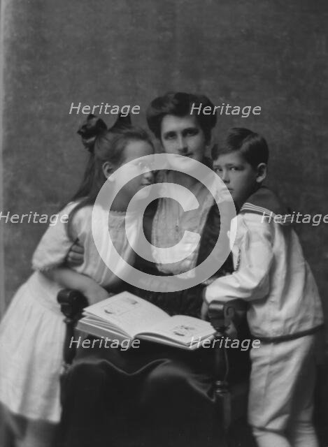 Esberg, A., Mrs., and children, portrait photograph, 1915 Feb. 10. Creator: Arnold Genthe.