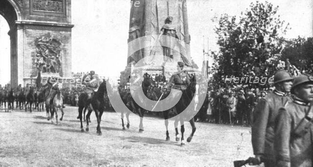 'Le jour de gloire; le general Montuori, en tete des troupes italiennes, salue la tribune..., 1919. Creator: Unknown.