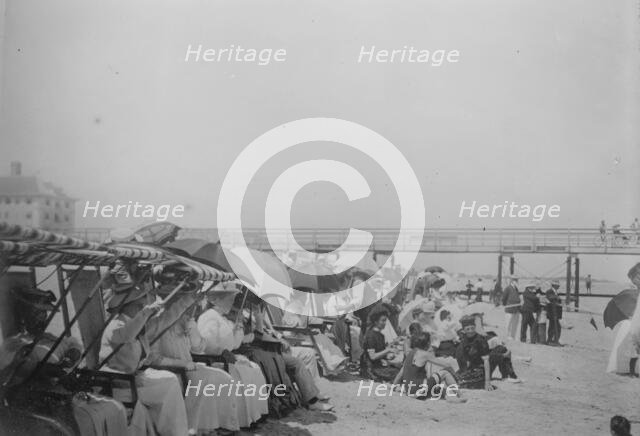 Crowd on beach for motor boat races, Palm Beach, 1910. Creator: Bain News Service.