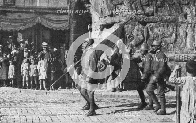 'Les allies a Salonique; L'arrivee des italiens', 1916. Creator: Unknown.