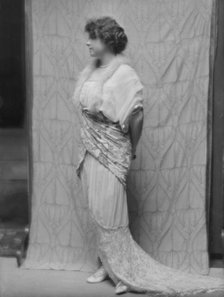 Rancougne, Viscountess de, portrait photograph, 1913. Creator: Arnold Genthe.