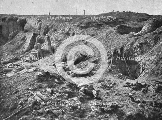 'Sur le champ de bataille de Combles; ancienne installation allemande dans le chemin creux..., 1916. Creator: Unknown.