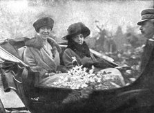 'Les chefs d'etat Allies a Paris; L'arrivee des souverains belges, le 5 decembre: la reine..., 1918. Creator: Unknown.