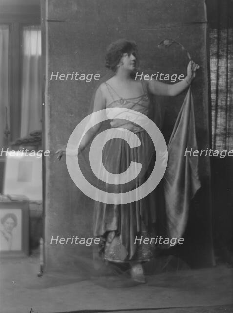 Mott-Smith, May, Miss, portrait photograph, between 1916 and 1923. Creator: Arnold Genthe.