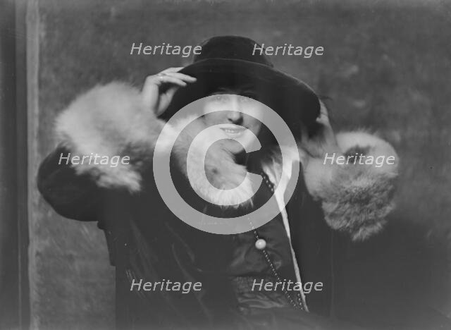 Mrs. W.B. Knapp, portrait photograph, 1918 Nov. 6. Creator: Arnold Genthe.