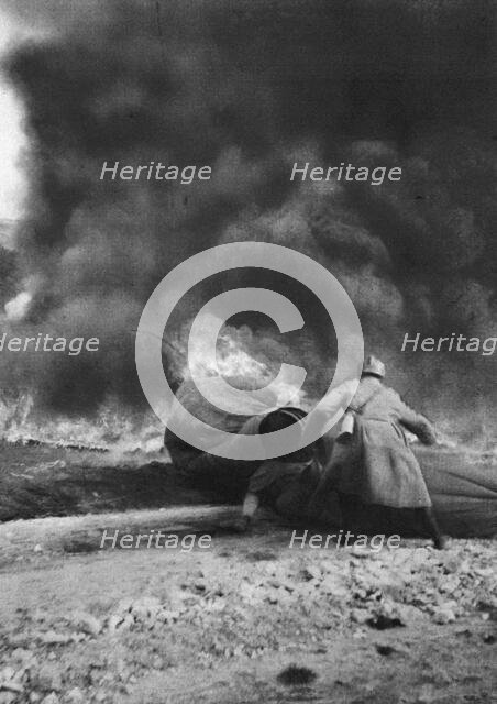 'Aerostiers et Observateurs en Ballon; Tandis que le ballon, abandonne a son sort, acheve..., 1917. Creator: Unknown.