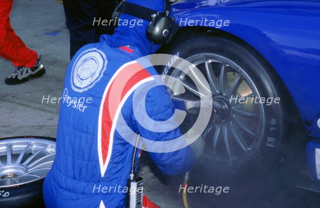 1999 Chrysler Viper GT-SR FIA GT Silverstone 500 wheel changing. Artist: Unknown.