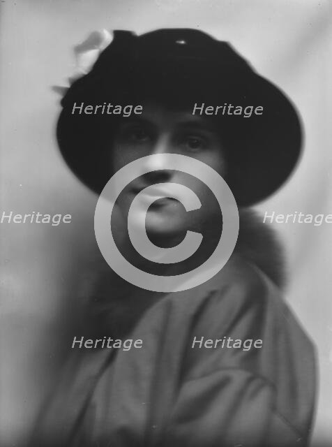 Bull, Miss, portrait photograph, 1913. Creator: Arnold Genthe.