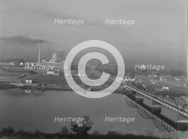 Sugar beet factory (Amalgamated Sugar Company) along..., Nyssa, Malheur County, Oregon, 1939. Creator: Dorothea Lange.
