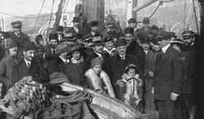 'Le voyage, de Salonique a Toulon, des consuls arretes le 30 decembre; Au premier plan..., 1915. Creator: Photographies A.C.