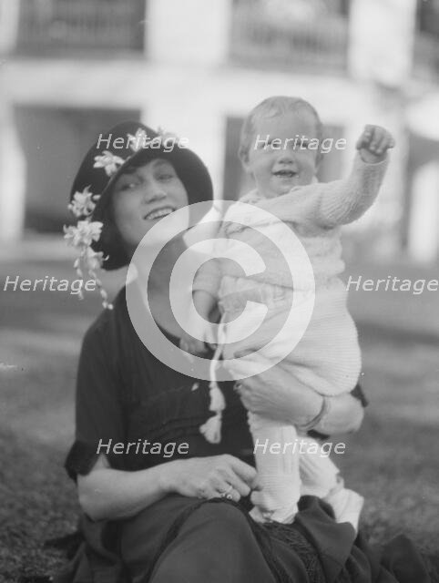 Gilpin, Charles, Mrs., and baby, portrait photograph, 1921 Oct. 23. Creator: Arnold Genthe.