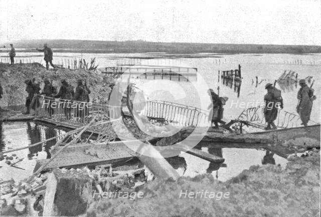 'Les routes de la poursuite; Troupes britanniques passant la Somme', 1917. Creator: Unknown.