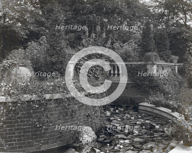 Dudley Leavitt Pickman, Jr., house, 213 Hale Street, Beverly, Massachusetts, 1926. Creator: Frances Benjamin Johnston.
