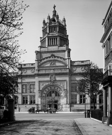 Victoria and Albert Museum, Cromwell Road, Kensington, London, 1907. Artist: Bedford Lemere and Company