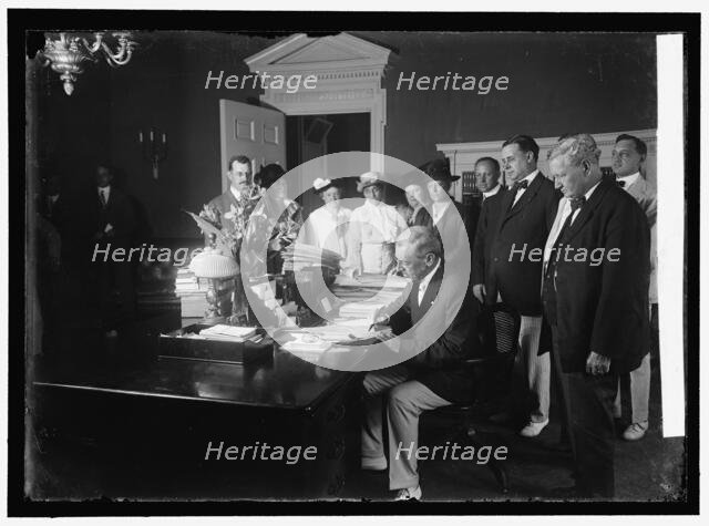 Woodrow Wilson signing Child Labor Bill, 1916.  Creator: Harris & Ewing.