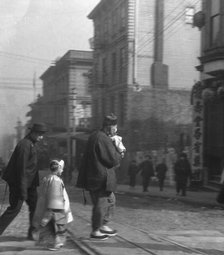 Paying New Year's calls, Chinatown, San Francisco, between 1896 and 1906. Creator: Arnold Genthe.