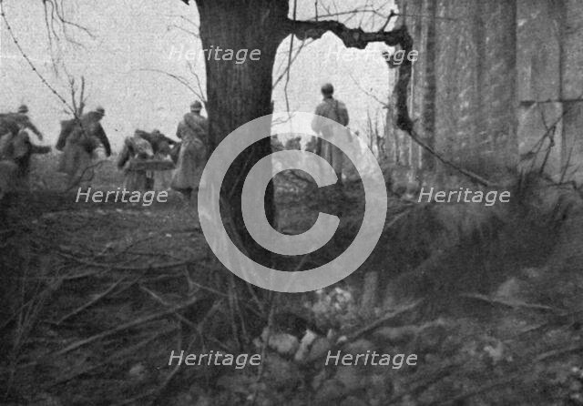 'Notre attaque du 16 avril 1917; le depart d'une vague d'assaut', 1917. Creator: Unknown.
