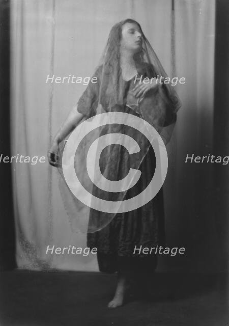 Castle, Miss, portrait photograph, 1917 Oct. 2. Creator: Arnold Genthe.