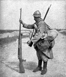 ' Sur le Marne; le fusil allemand contre char d'assaut, examine par un de nos sapeurs', 1918. Creator: Unknown.