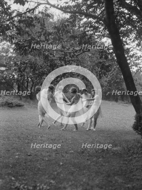 Florence Noyes dancers, between 1915 and 1918. Creator: Arnold Genthe.