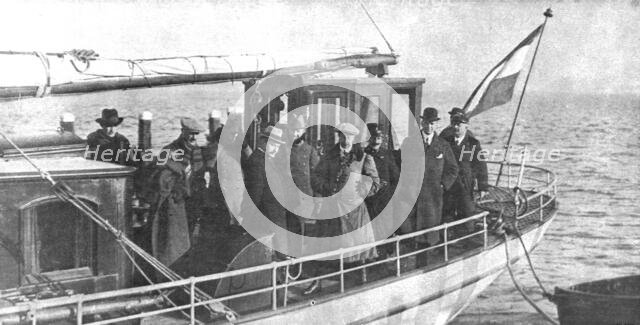''En Exil; L'ex-kronprinz sur le bateau le conduisant a l'ile de Wieringen. L'ancien..., 1918. Creator: Unknown.