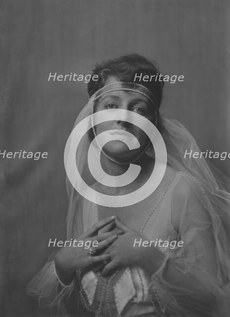 Mrs. W.S. Elliott, portrait photograph, 1918 Nov. 6. Creator: Arnold Genthe.