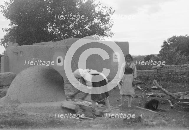 [Taos Pueblo, New Mexico], between 1899 and 1928. Creator: Arnold Genthe.