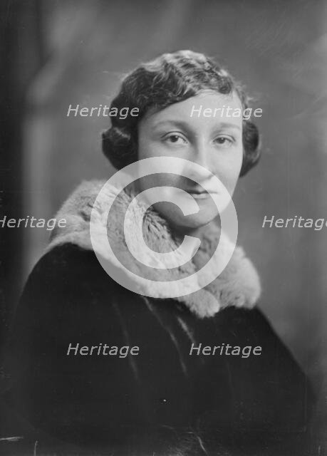 Miss Newport, portrait photograph, 1919 Feb. 28. Creator: Arnold Genthe.