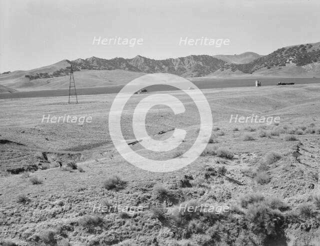 Between Tulare and Fresno, California, 1939. Creator: Dorothea Lange.