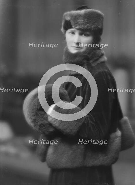 Lewisohn, Walter, Mrs., portrait photograph, 1915 Dec. 21. Creator: Arnold Genthe.