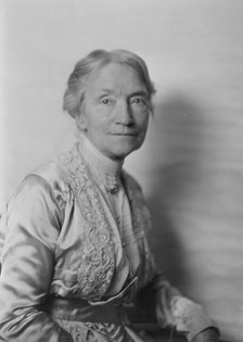 Mrs. Hapgood, portrait photograph, 1918 Dec. 5. Creator: Arnold Genthe.