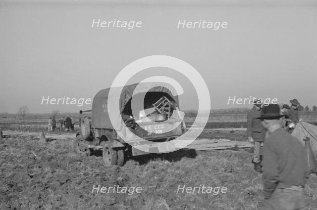 Unloading the household goods of a family who is being..., Forrest City, Arkansas, 1937. Creator: Walker Evans.