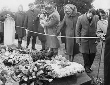 The public file past the grave of Sir Winston Churchill, Bladon, Oxfordshire, 1965. Artist: Unknown