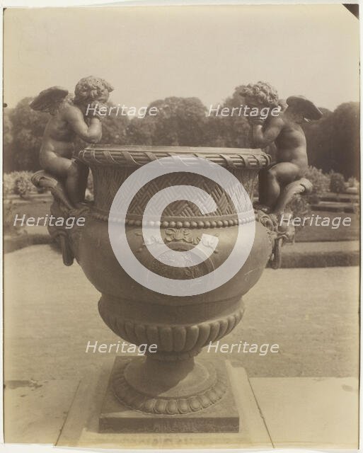 Versailles, Vase par Ballin, 1905. Creator: Eugene Atget.