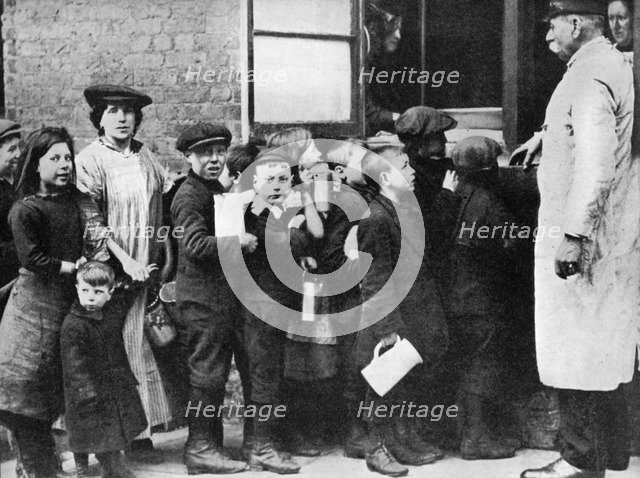 Salvation army communal kitchen, Bermondsey, London, 1917 (1936). Artist: Unknown