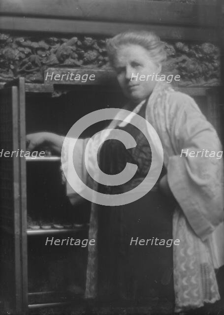 Weisse, Mrs., portrait photograph, 1913 Mar. 28. Creator: Arnold Genthe.