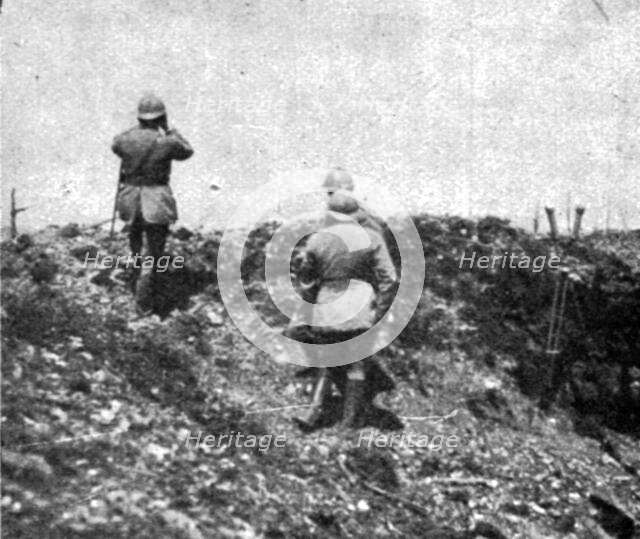 ''Le general Mangin (a gauche) observant Douaumont pendant l'attaque', 1916. Creator: Unknown.