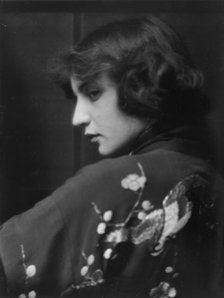 Sterling, Pauline, Miss, portrait photograph, 1913. Creator: Arnold Genthe.