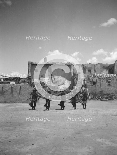 Acoma, New Mexico area views, between 1899 and 1928. Creator: Arnold Genthe.