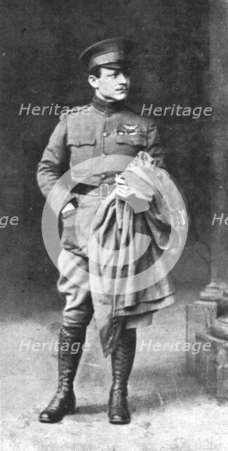 ''Combat Aerien; Deux "poilus" de l'air; Raoul Lufbery, major dans l'aviation americaine, 1918. Creator: Unknown.