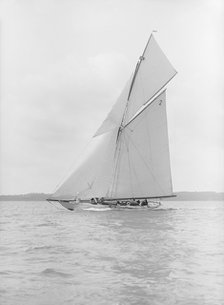 The 40-rater cutter 'Carina' sailing close-hauled, 1913. Creator: Kirk & Sons of Cowes.