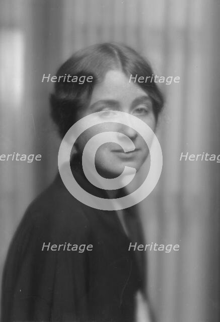 Gordon, Suzette, Miss, portrait photograph, 1915 Sept. 27. Creator: Arnold Genthe.